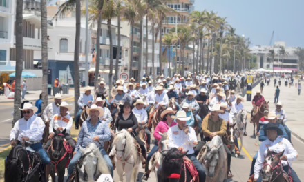 Cabalgata reúne a 3 mil jinetes y caballos en el cierre del Congreso del Caballo