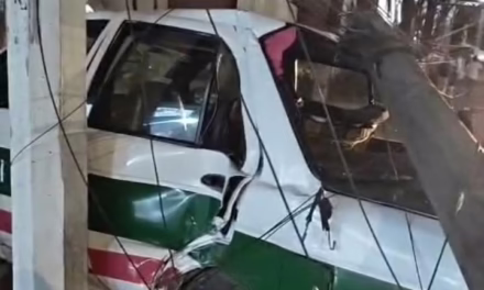 Video:Taxista se accidenta contra poste en la Avenida Lázaro Cárdenas