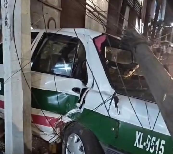 Video:Taxista se accidenta contra poste en la Avenida Lázaro Cárdenas