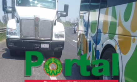 Choque entre autobús de pasajeros y tractocamión en la Xalapa-Veracruz