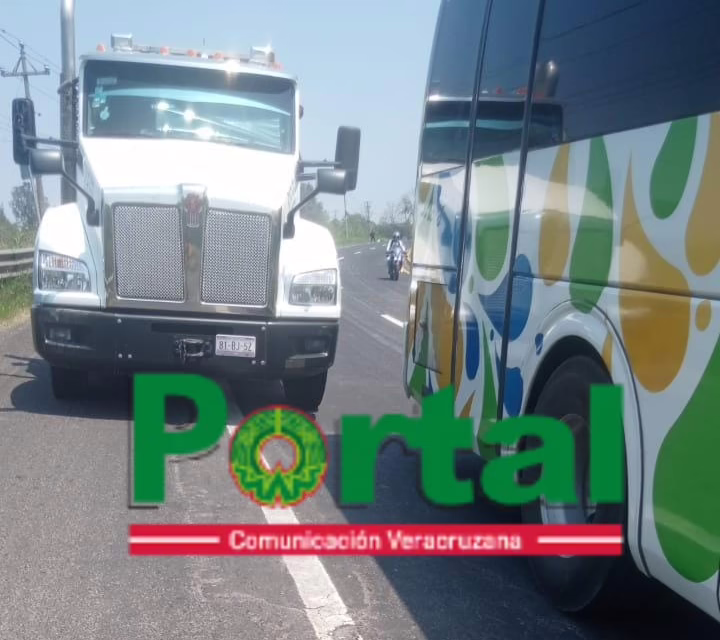 Choque entre autobús de pasajeros y tractocamión en la Xalapa-Veracruz