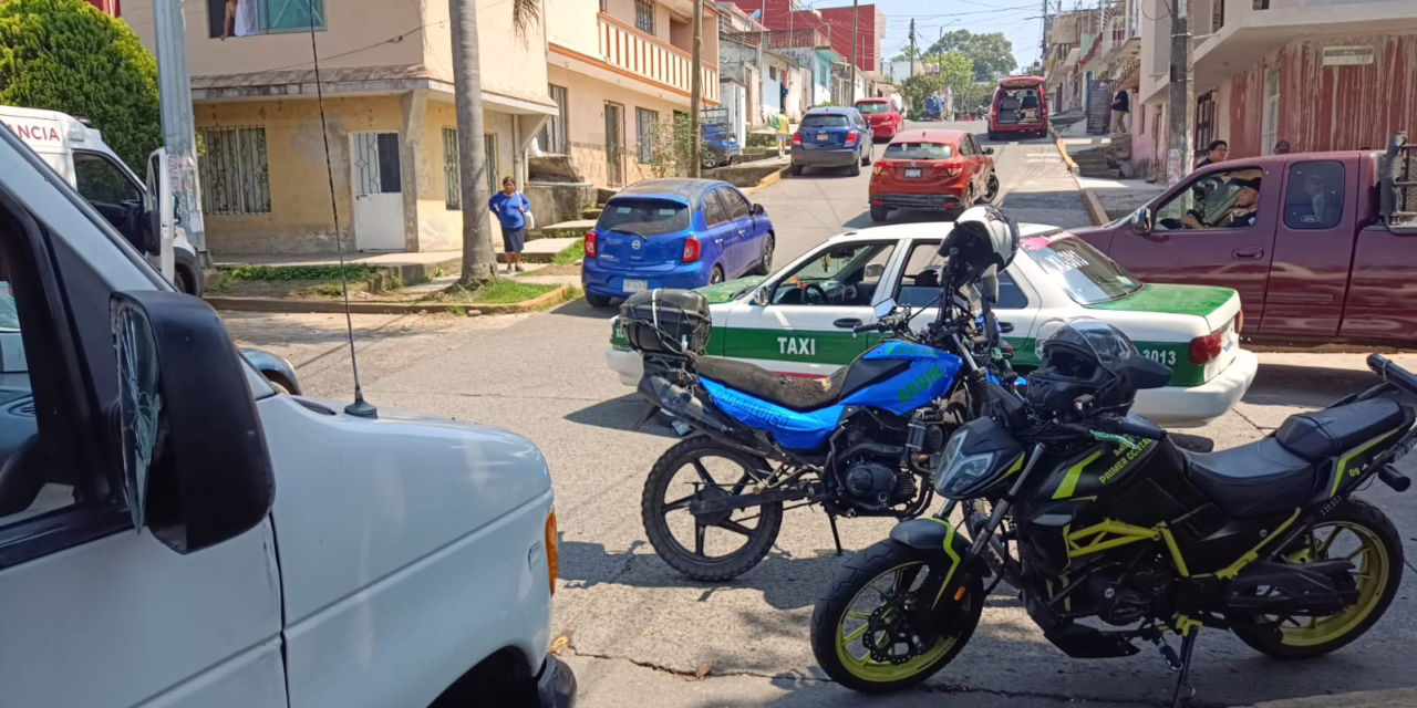 Taxista “a exceso de velocidad” provoca fuerte choque en la colonia Progreso Macuiltépetl