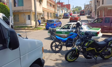 Taxista “a exceso de velocidad” provoca fuerte choque en la colonia Progreso Macuiltépetl