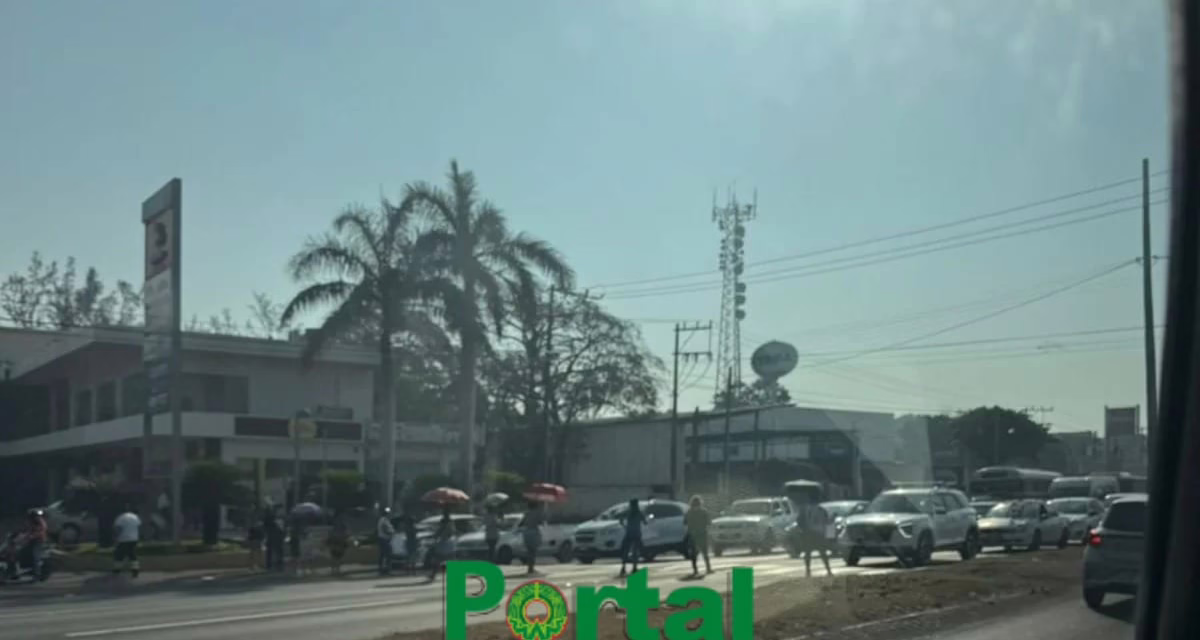 Caos vial en la Veracruz-Xalapa: Vecinos de Valente Díaz bloquean la arteria por falta de luz