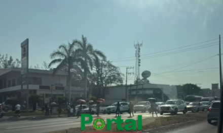 Caos vial en la Veracruz-Xalapa: Vecinos de Valente Díaz bloquean la arteria por falta de luz