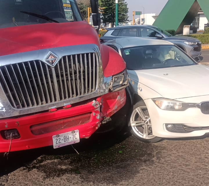 Choque entre BMW y tráiler genera caos vial en el Distribuidor El Araucaria