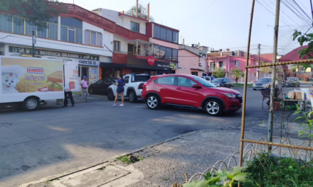 Percance vial en la calle Veracruz genera vialidad bloqueada