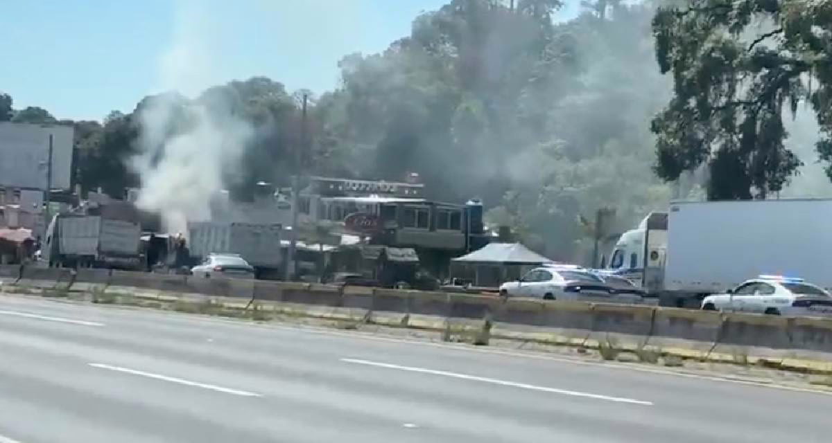 Sindicatos se enfrentan a balazos en la México – Puebla y queman 2 tractocamiones