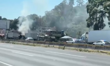 Sindicatos se enfrentan a balazos en la México – Puebla y queman 2 tractocamiones