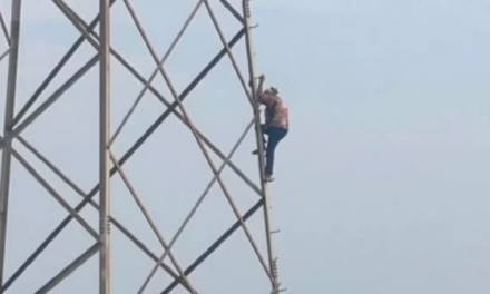 Una mujer de la tercera edad subió a una torre de alta tensión en Apodaca como protesta contra su ejc