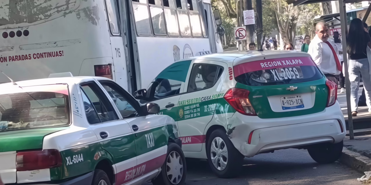 Chocan dos taxis en la avenida Xalapa