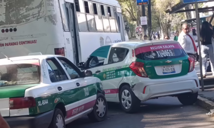Chocan dos taxis en la avenida Xalapa