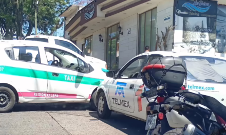 Accidente en la avenida Américas; involucrados un taxi y unidad de Telmex