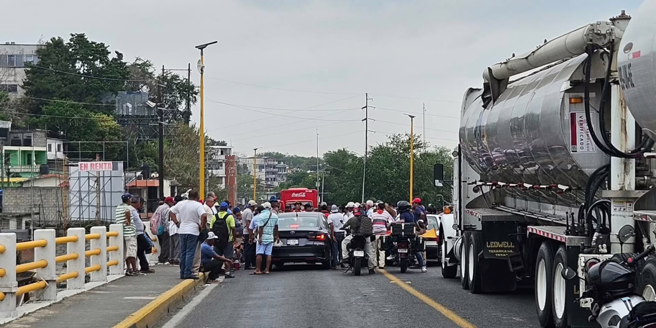 Colapso vial en Tuxpan: Pescadores de la zona cierran el puente principal