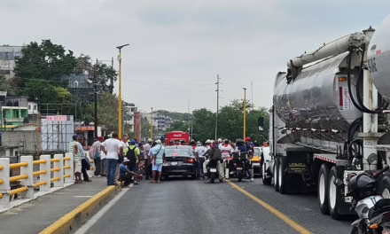 Colapso vial en Tuxpan: Pescadores de la zona cierran el puente principal