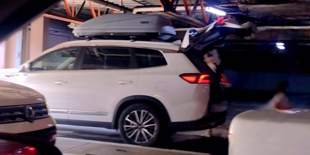 Descuido al volante en Plaza Animas