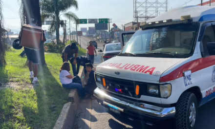 Mujer resulta lesionada tras ser arrollada en la avenida Lázaro Cárdenas