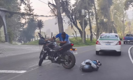 Motociclista derrapa en la carretera Banderilla-Naolinco