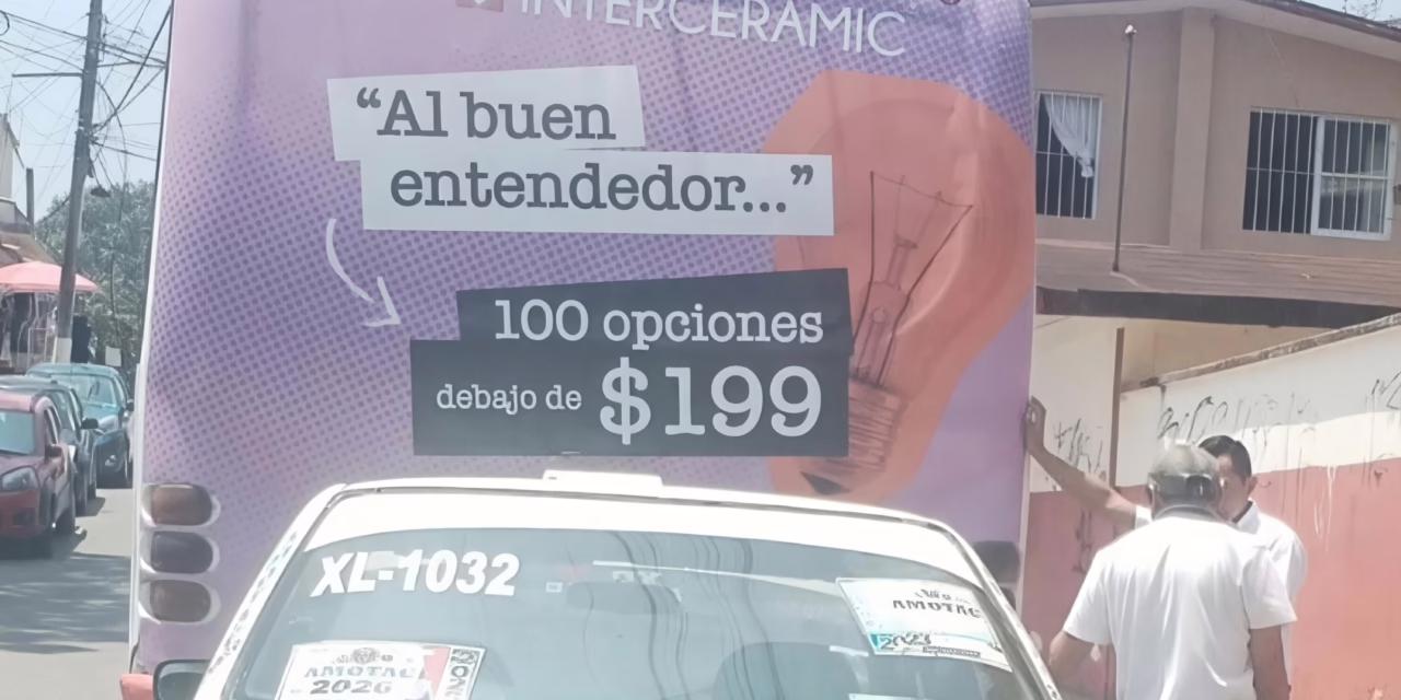 Taxi se impacta contra camión de pasajeros