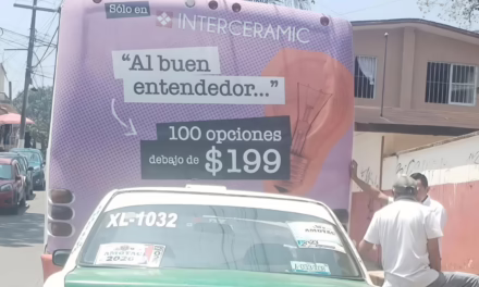 Taxi se impacta contra camión de pasajeros