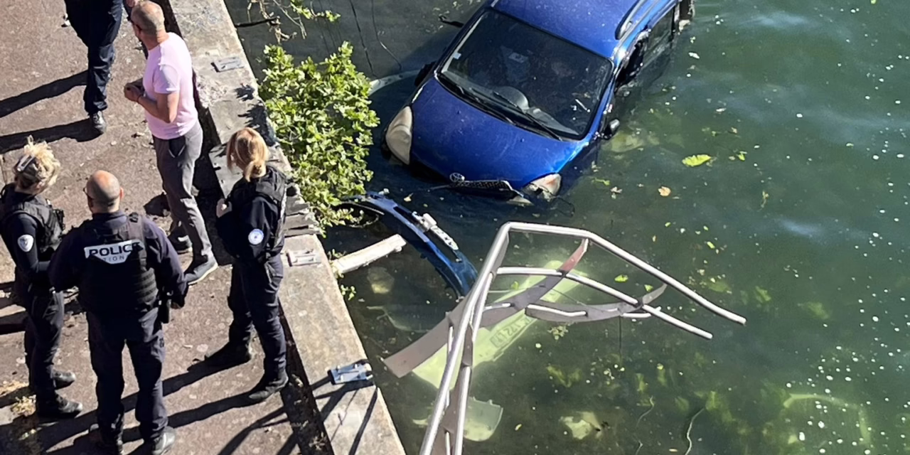 AUTOBÚS CAE AL RÍO SENA Y DEJA VARIOS RESCATADOS EN FRANCIA