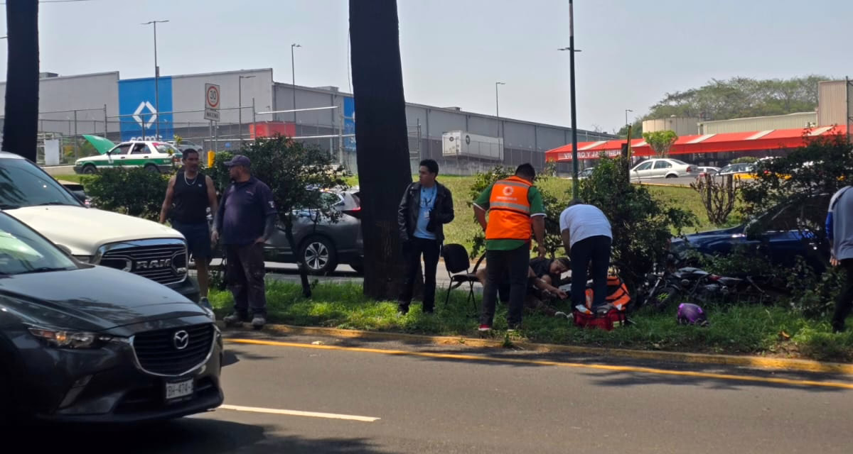 Accidente en la Avenida Lázaro Cárdenas: Motociclista herido frente a Home Depot