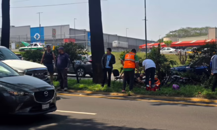 Accidente en la Avenida Lázaro Cárdenas: Motociclista herido frente a Home Depot