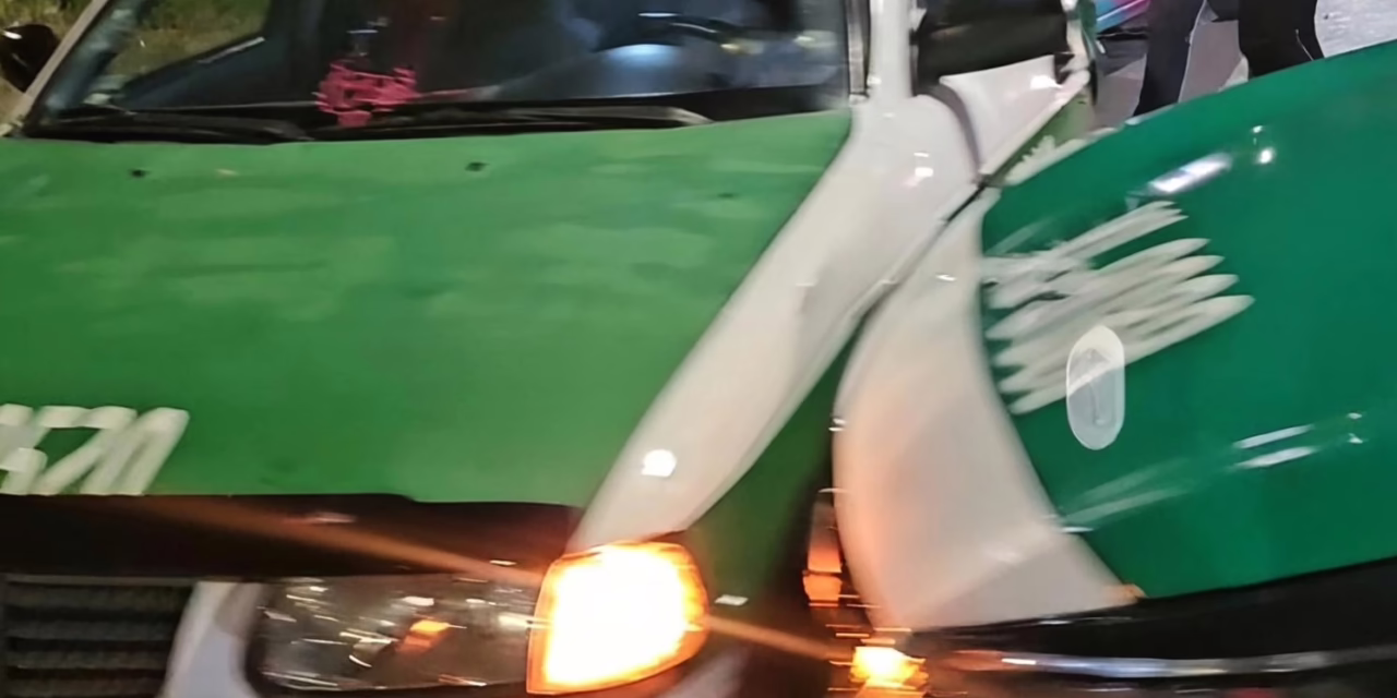 Caos vial en Jardines de Xalapa: Chocan 2 taxis y una camioneta en la avenida Huizache