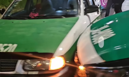 Caos vial en Jardines de Xalapa: Chocan 2 taxis y una camioneta en la avenida Huizache