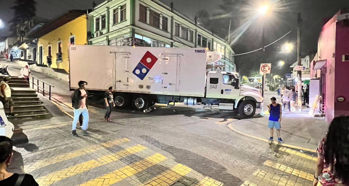Ya llegaron las pizzas, pero a colapsar más el tráfico en la ciudad