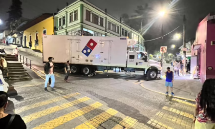 Ya llegaron las pizzas, pero a colapsar más el tráfico en la ciudad