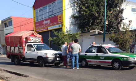 Colisión entre taxi y camioneta en calle Fernando Gutiérrez Barrios 