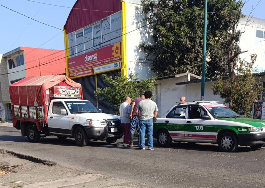 Colisión entre taxi y camioneta en calle Fernando Gutiérrez Barrios 