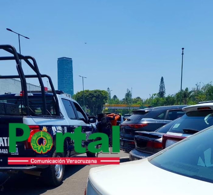 Elementos de SSP detienen sujeto en estacionamiento de Plaza Animas