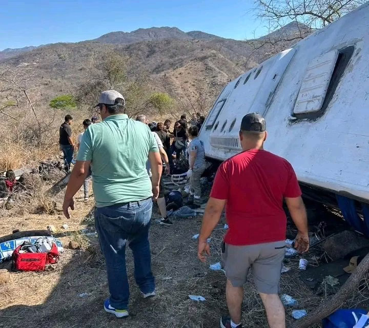 Volcadura de Autobús Turístico Deja 11 Muertos y 31 Lesionados