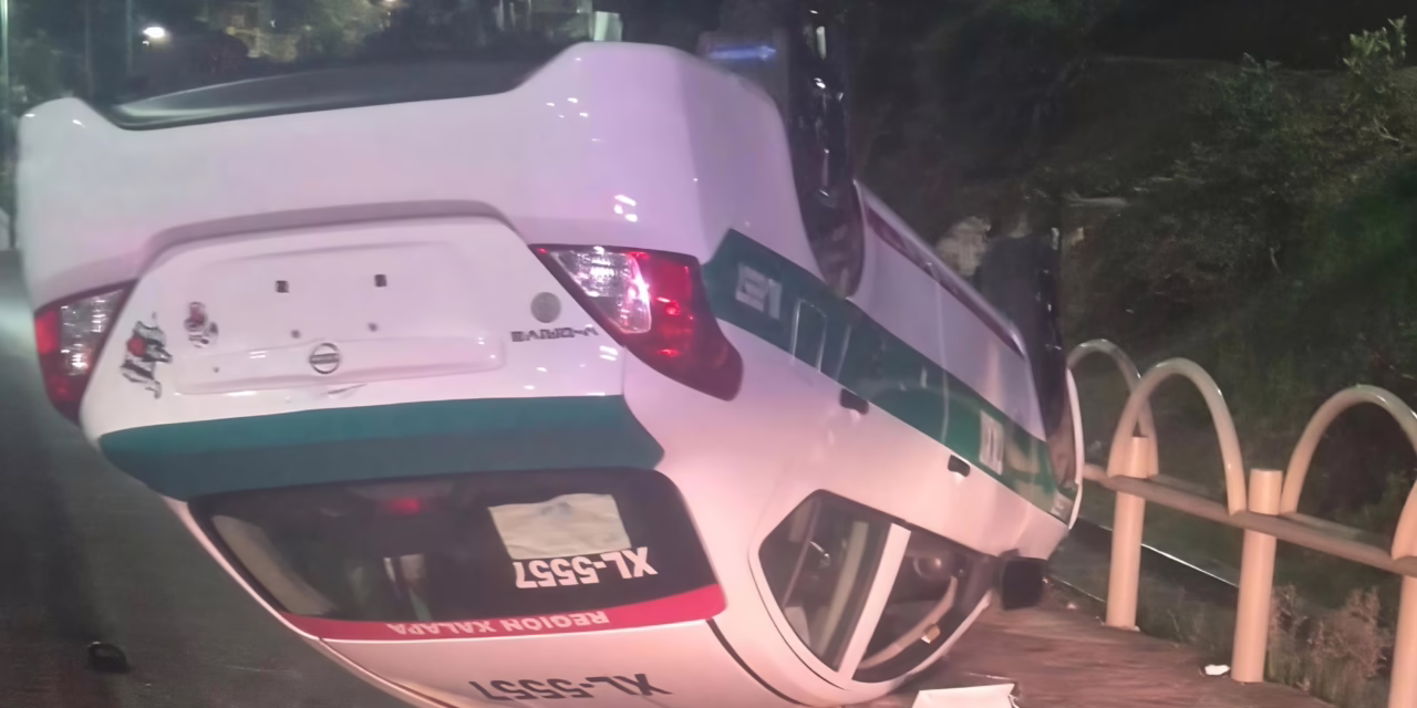 Vuelca taxi en el distribuidor de Murillo Vidal; conductor resulta lesionado