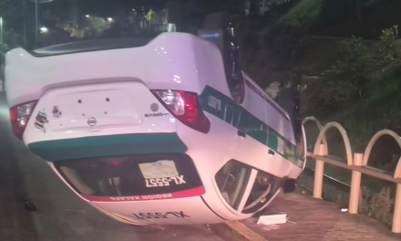 Vuelca taxi en el distribuidor de Murillo Vidal; conductor resulta lesionado
