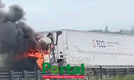 Cierra de circulación en el libramiento de Xalapa, por incendio de tráiler
