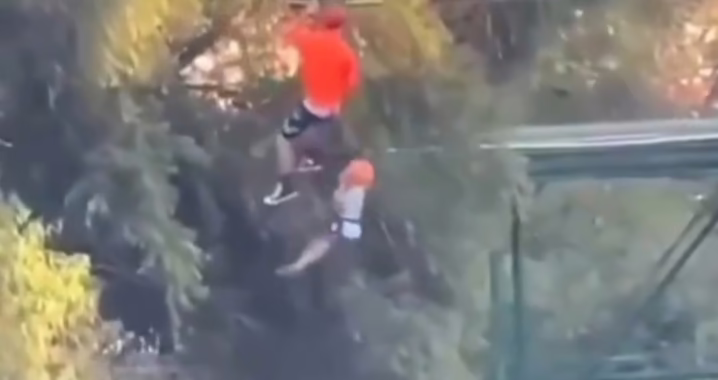Video:Susto en Parque Fundidora, niño cae de tirolesa 