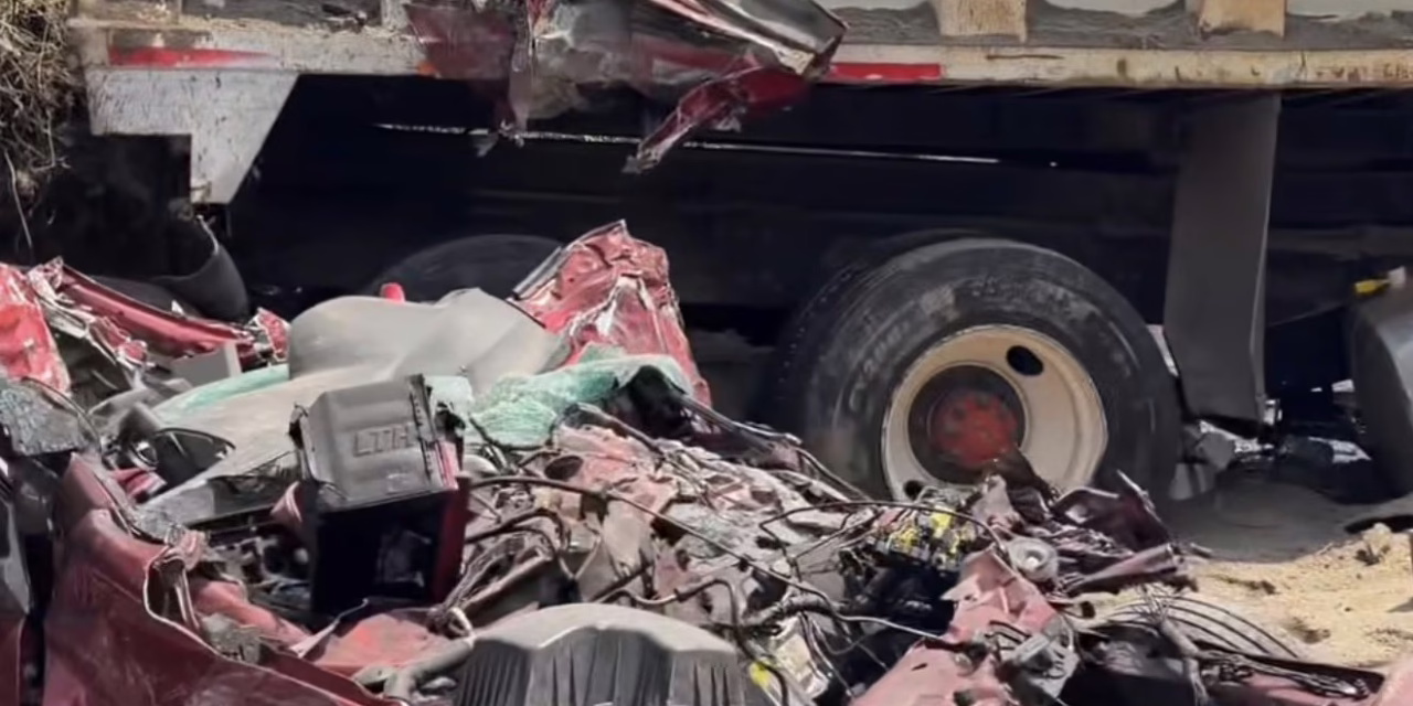 VIDEO: CAMIÓN DE MATERIALES IMPACTA AUTO EN NAUCALPAN, 3 FALLECIDOS