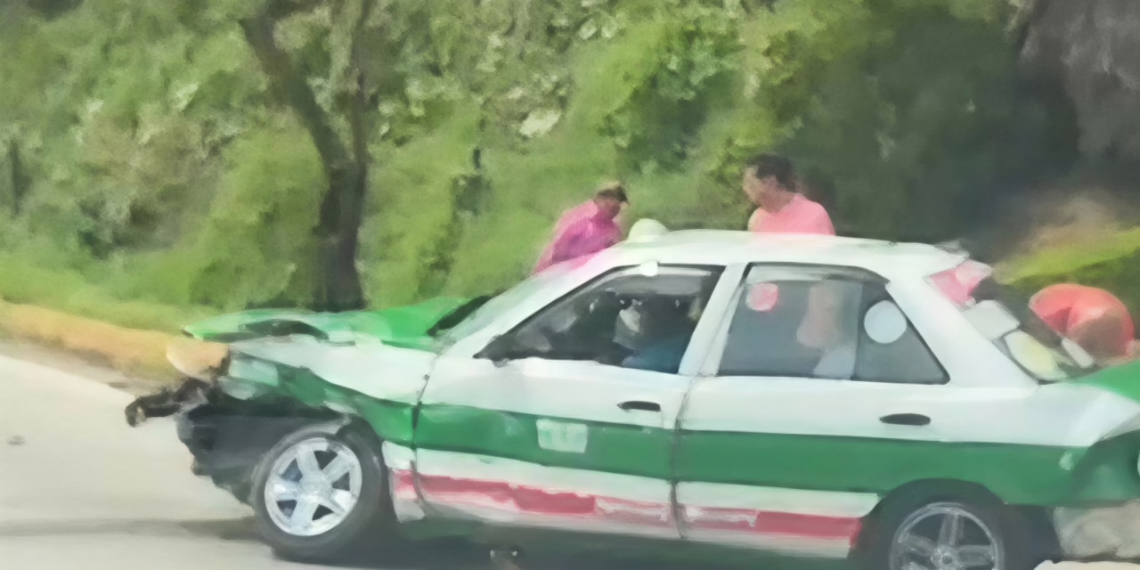 Percance vial en la calle Bolivia; camioneta y taxi los protagonistas