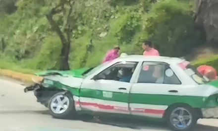 Percance vial en la calle Bolivia; camioneta y taxi los protagonistas