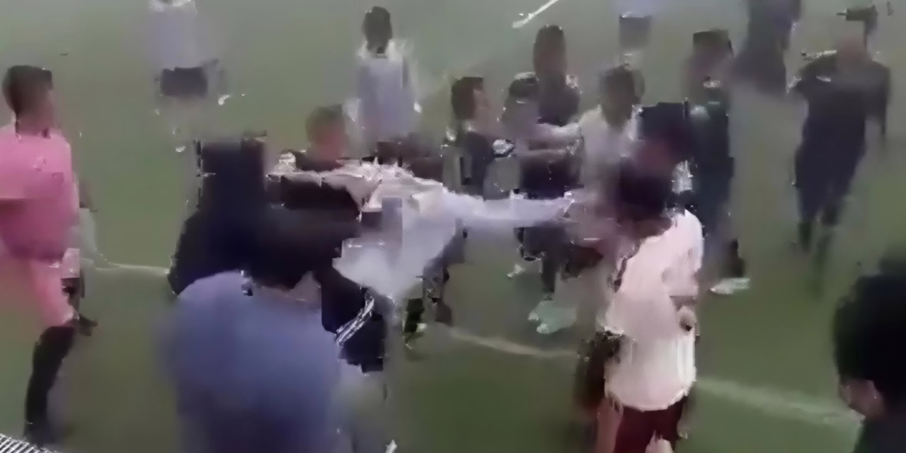 Video:Batalla campal en partido de fútbol termina en gresca en Puebla 