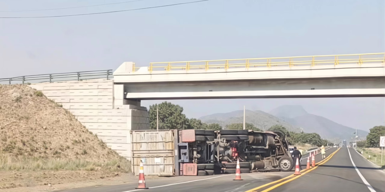 Volcadura de tráiler en el la autopista Perote – Amozoc