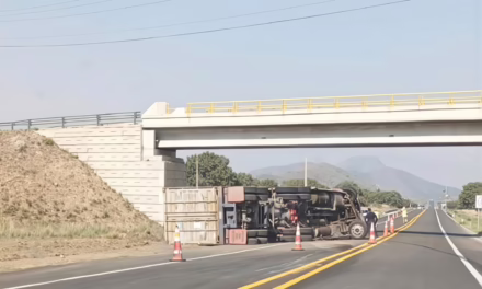Volcadura de tráiler en el la autopista Perote – Amozoc