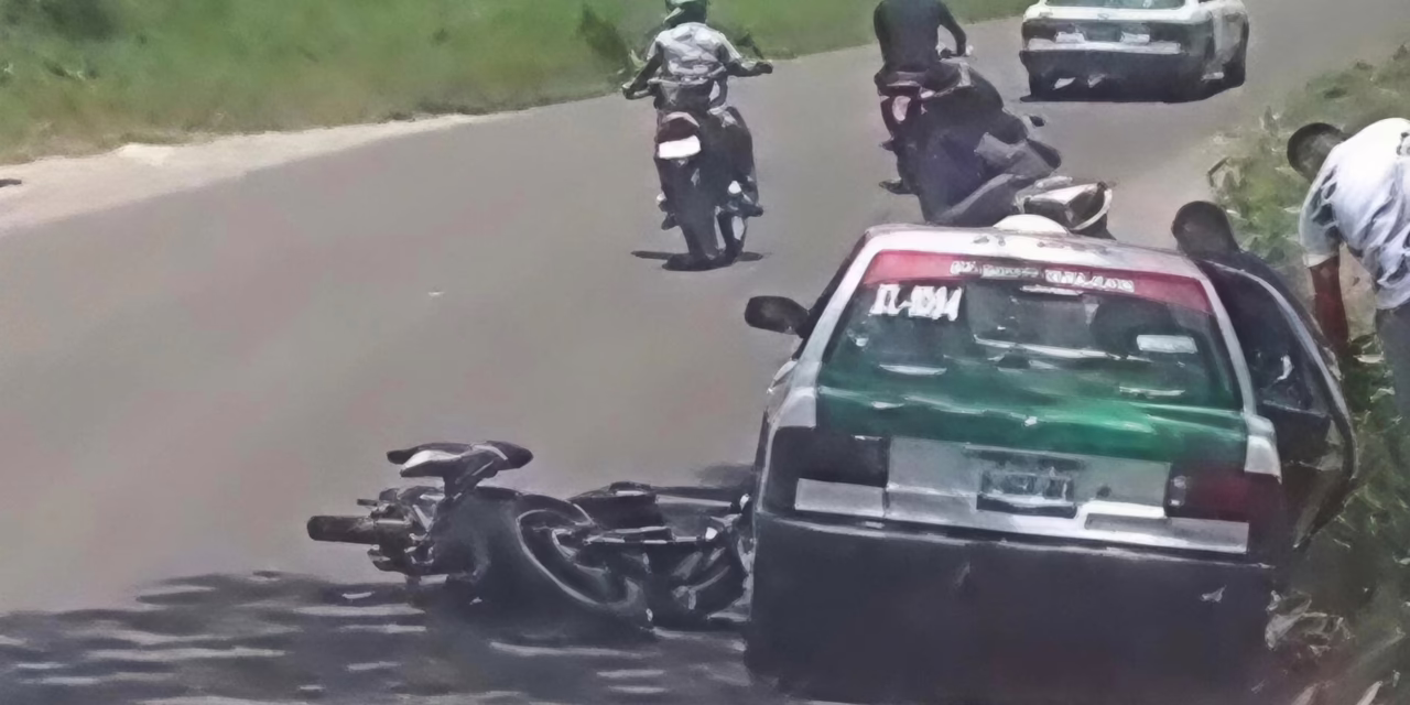 Taxi y motocicleta involucrados en accidente en la carretera Xalapa -El Castillo