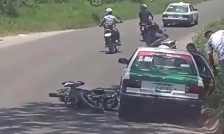 Taxi y motocicleta involucrados en accidente en la carretera Xalapa -El Castillo