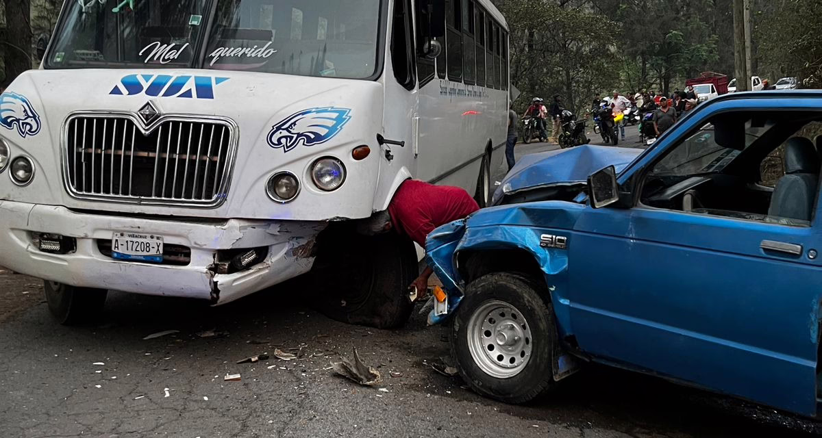 Choque entre autobús de pasajeros y camioneta en la carretera Castillo – Terrero