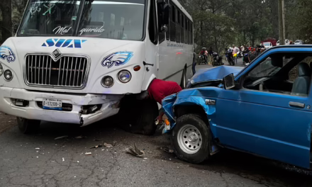 Choque entre autobús de pasajeros y camioneta en la carretera Castillo – Terrero