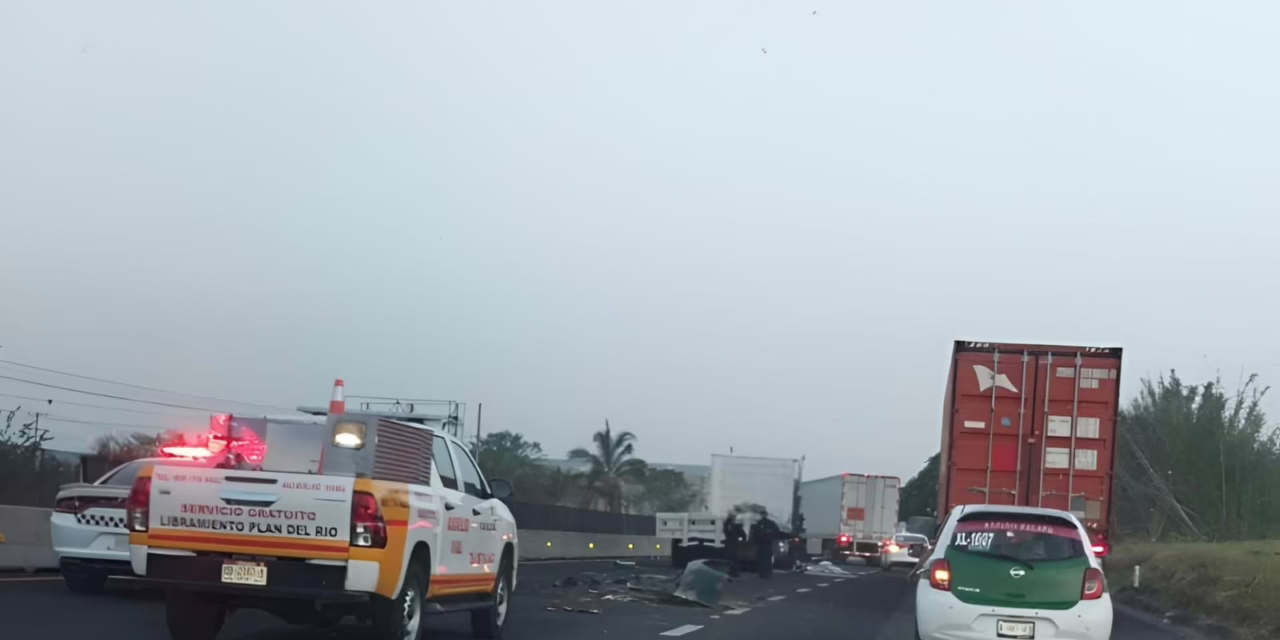 Choque entre tractocamiones provoca en la carretera Xalapa-Veracruz
